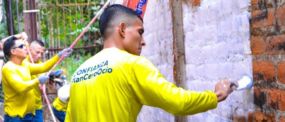 Eliminan grafitis con los que en el pasado las pandillas marcaban sus territorios