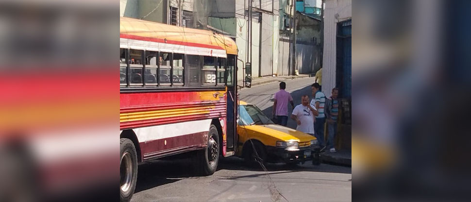 Bus de la ruta 2 choca contra carro particular en el centro de San Salvador