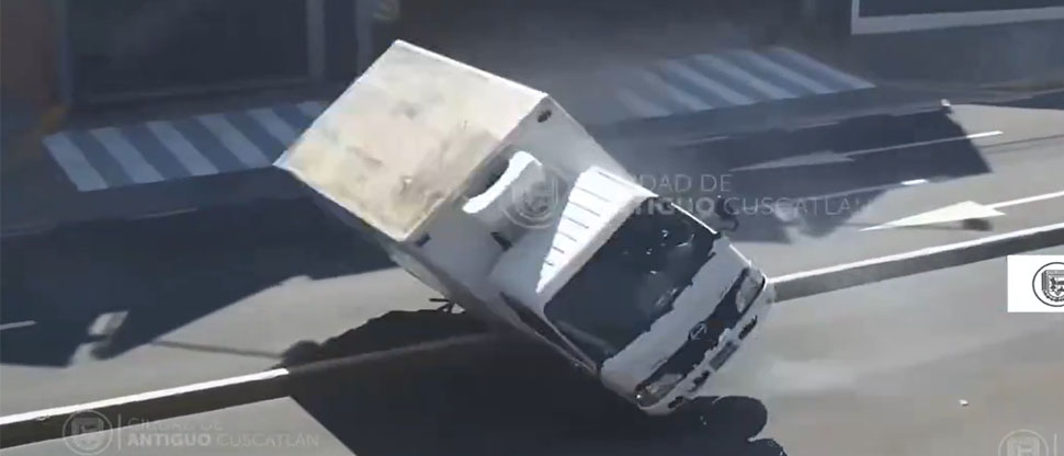 Este es el momento cuando camión vuelca frente a centro comercial en Merliot