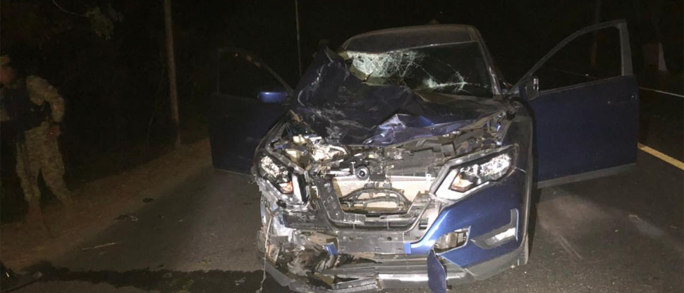 Soldados auxilian a persona lesionada en fuerte accidente de tránsito en San Miguel