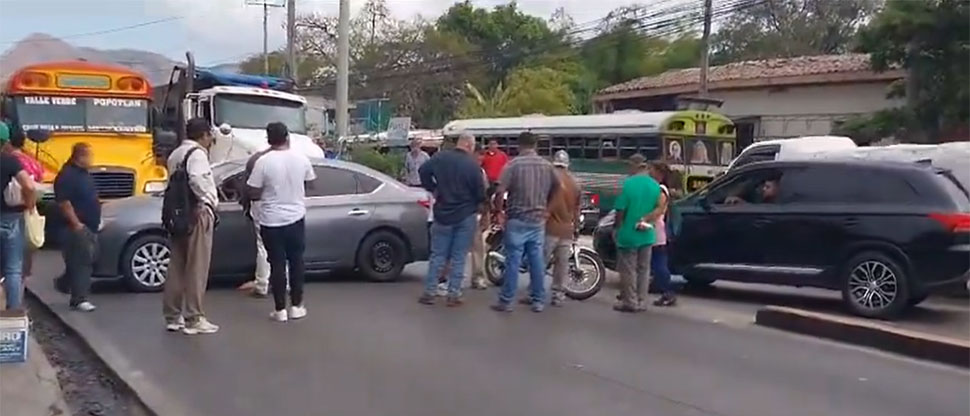 Moto y carro particular protagonizan fuerte choque en la Troncal del Norte