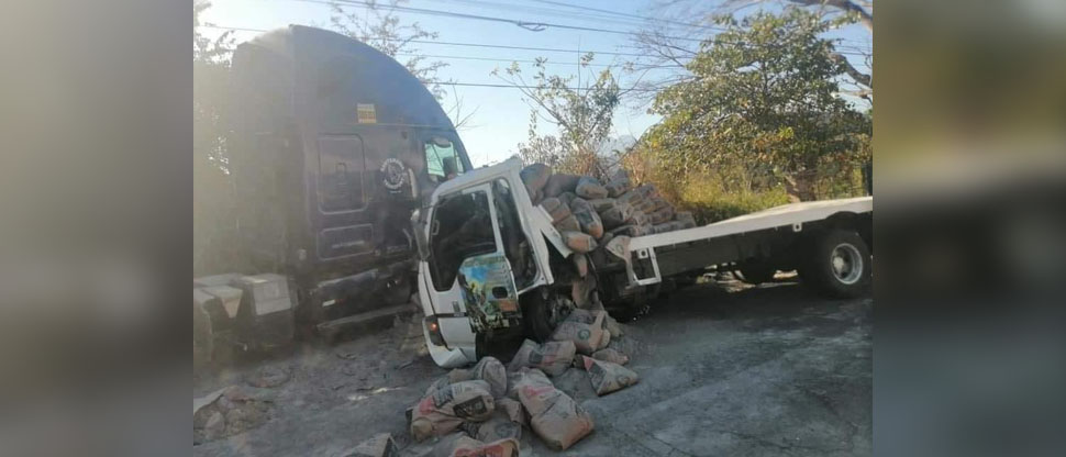 2 personas lesionadas es el saldo de fuerte choque entre rastra y camión en Cabañas