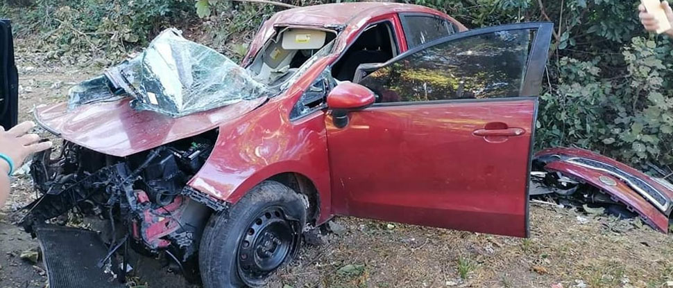 Conductora sufre fuerte accidente por evitar atropellar a un perrito en La Paz