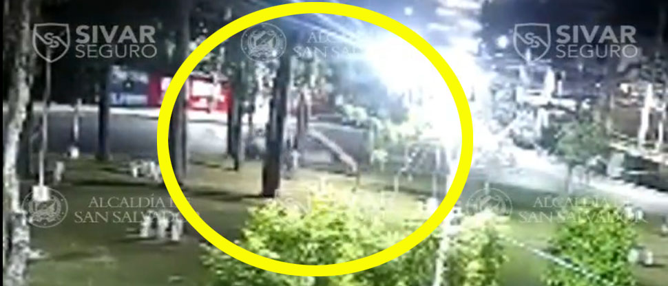 Captan instante cuando carro choca contra poste en el redondel Masferrer
