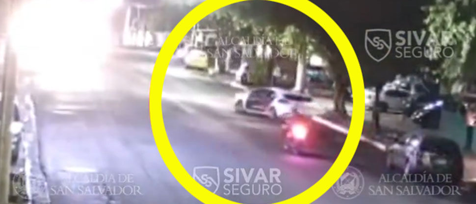 Automovilista provoca choque con moto y escapa de la escena en la avenida Bernal