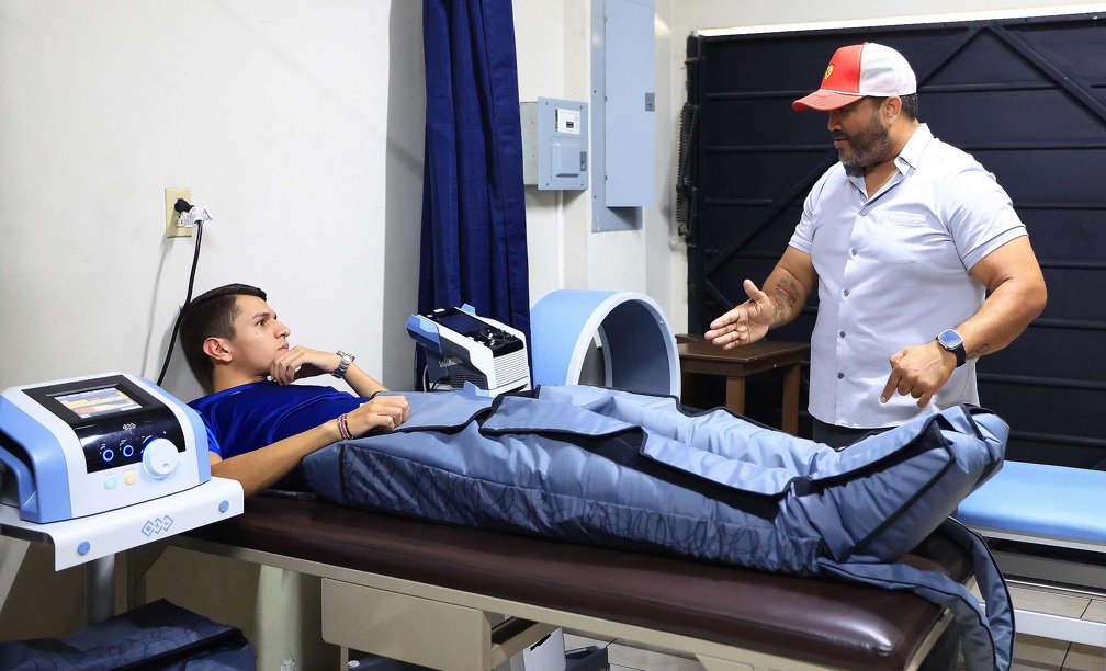Atletas destacan eficacia de equipo de alta tecnología del área de fisioterapia de INDES