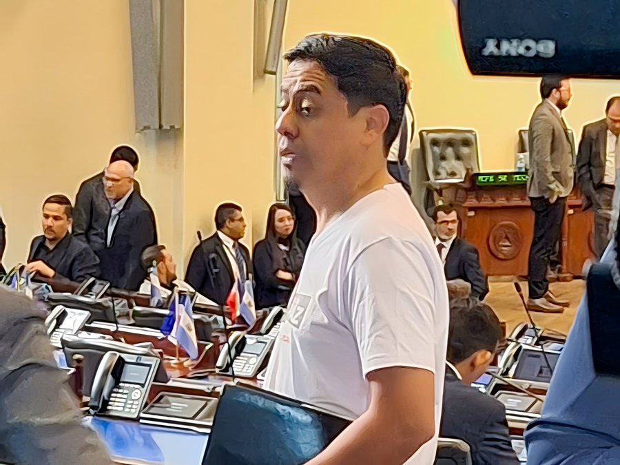 Diputado del FMLN, Jaime Guevara, llega en pijama a Plenaria de la Asamblea Legislativa