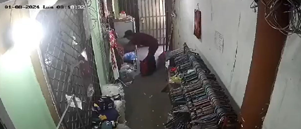Piden a ladrón, captado hurtando en negocio, que devuelva lo robado o lo denunciarán