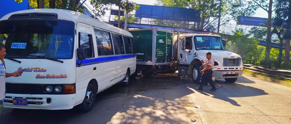 Microbús de la ruta 42 choca contra pipa en Antiguo Cuscatlán