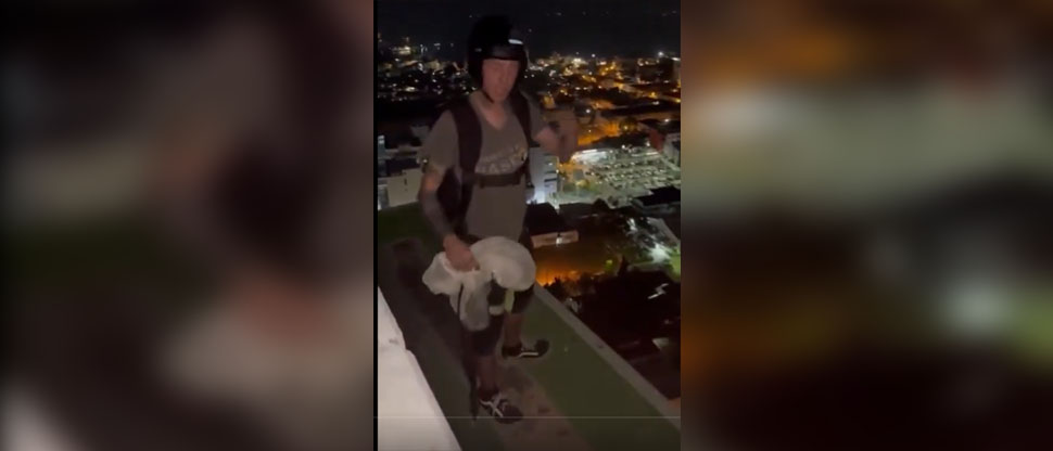 Video: joven salta de edificio en Tailandia y su paracaídas no se abre