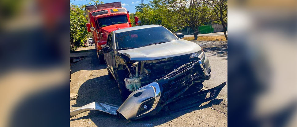 Pick up se estrella contra rastra en Santa Cruz Michapa