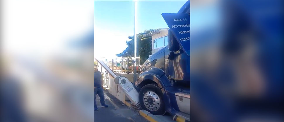 Rastra paraliza el tránsito en la frontera San Cristóbal tras choque