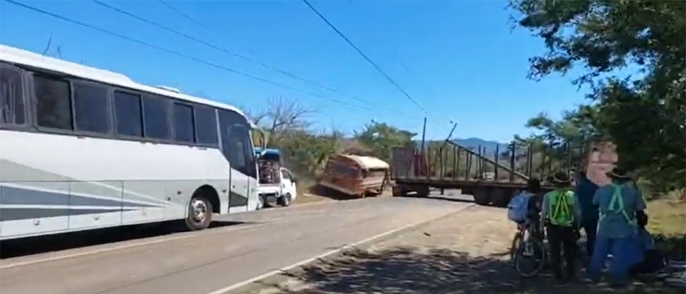 Rastra choca contra poste del tendido eléctrico y bloquea la calle a San Julián, Sonsonate
