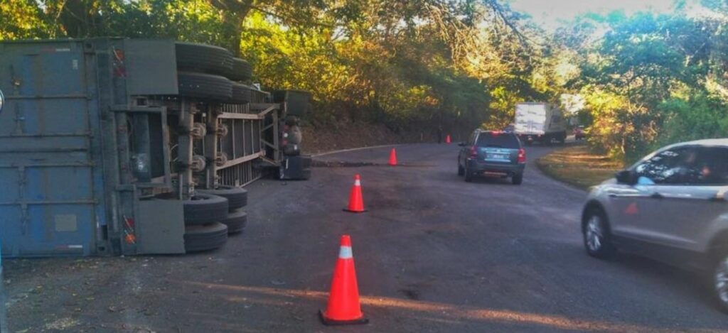 Conductor de rastra pierde el control y vuelca en una curva en Usulután