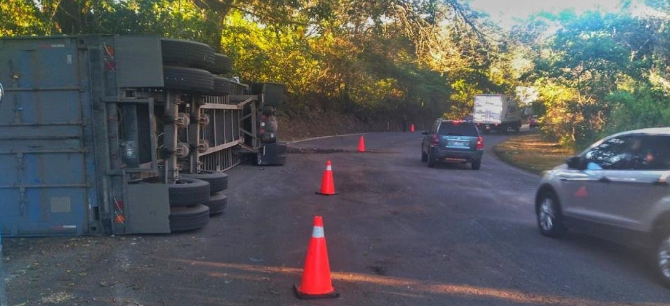 Conductor de rastra pierde el control y vuelca en una curva en Usulután ...