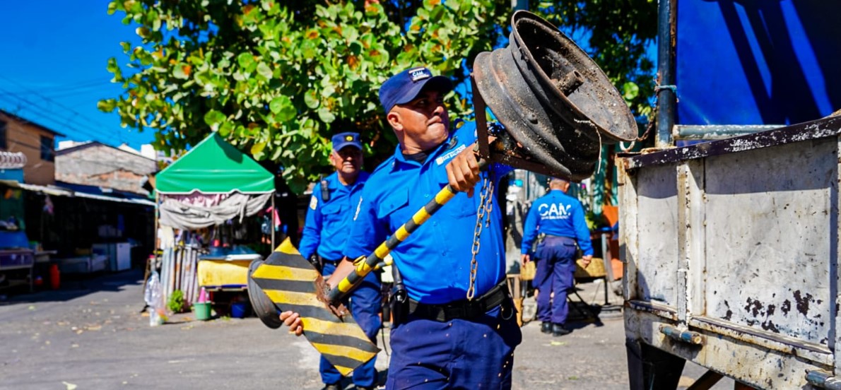 Retiran cajas y llantas que impiden el paso peatonal y vehicular en San Salvador