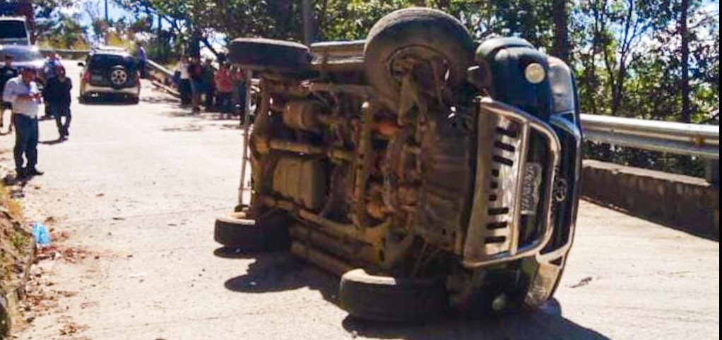 Dos personas lesionadas tras volcar vehículo en Chalatenango