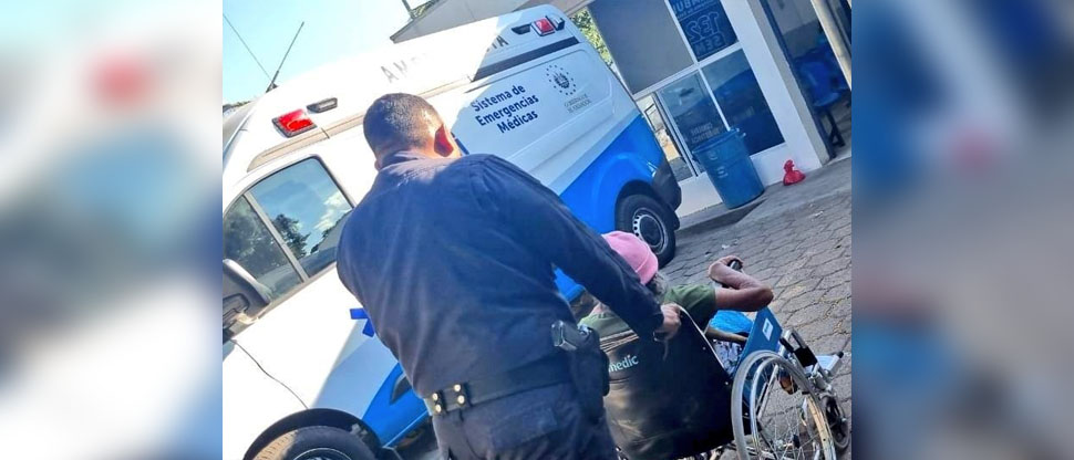 PNC traslada hacia hospital a una abuelita con lesión en el pie