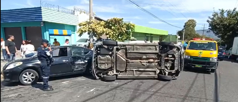 Carro vuelca tras triple choque en la calle Ferrocarril