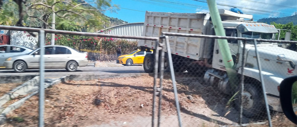 Volqueta se sale de la vía y complica el tráfico cerca de la terminal del Sur