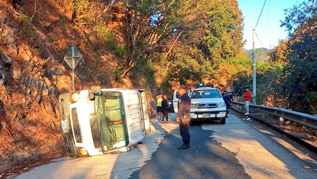 Varias personas resultan lesionadas tras vuelco de camión en carretera al Pital 