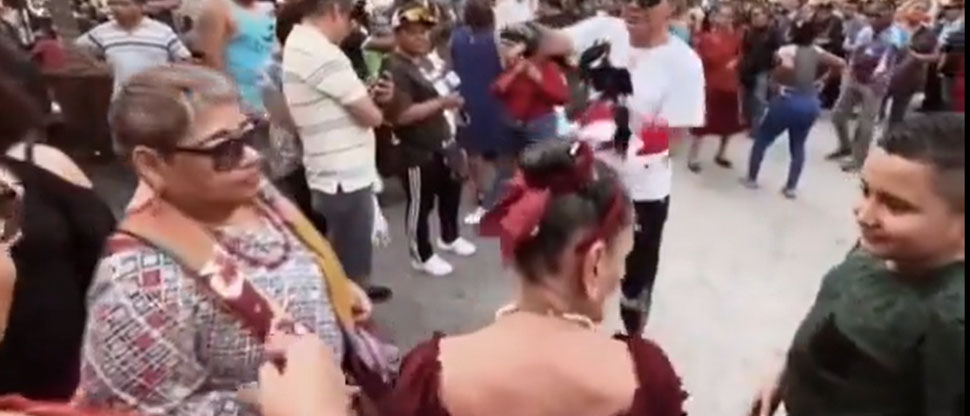 Yajaira dice que “bromeaba” cuando le pidió $20 a un niño por una foto