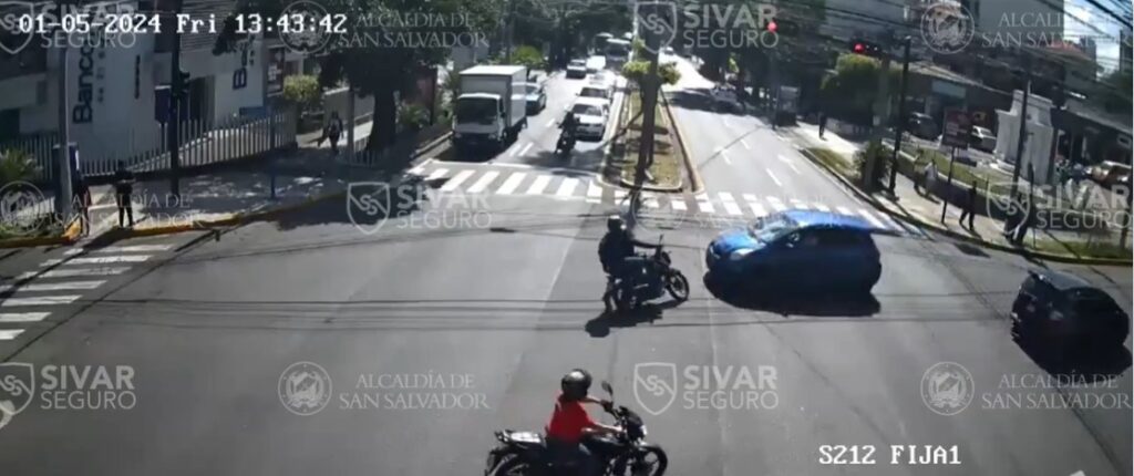 Por hacer un giro indebido, motociclistas son impactados en San Salvador (VIDEO)