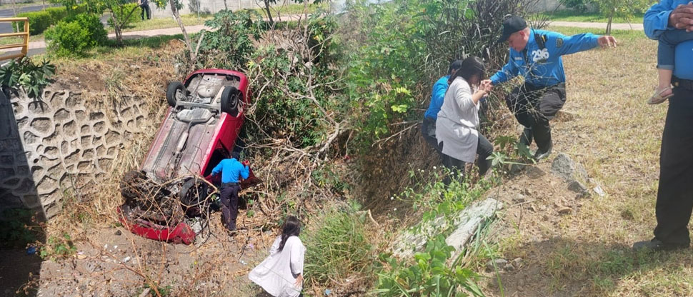 Vehículo cae a barranco ubicado dentro de una residencial en San Juan Opico