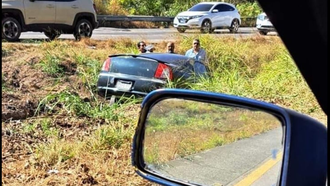 Conductor pierde el control y se accidenta en carretera a Santa Ana ...