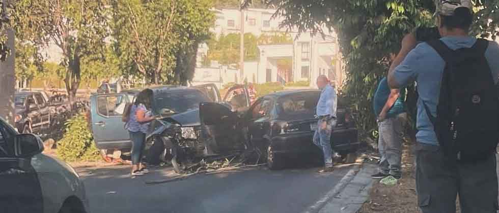 Al menos tres lesionados tras fuerte choque sobre la avenida Masferrer Norte