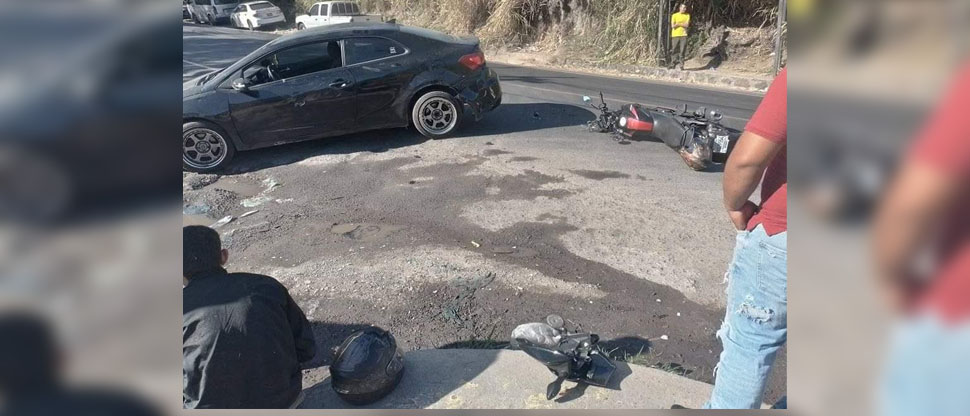 Choque entre vehículo y motociclista deja un lesionado en Cuscatancingo