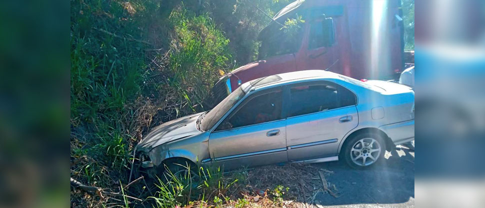 Conductor pierde el control de su vehículo y choca contra una rastra en ...