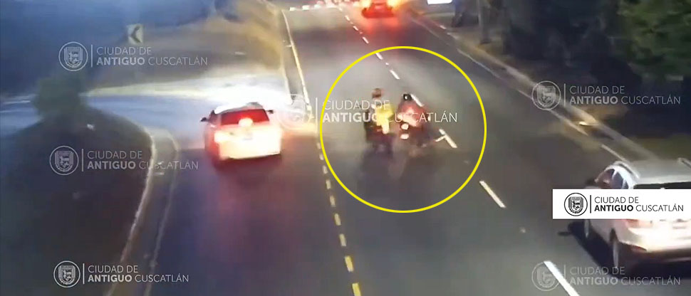 Imprudente maniobra provoca choque entre motociclistas en Santa Tecla