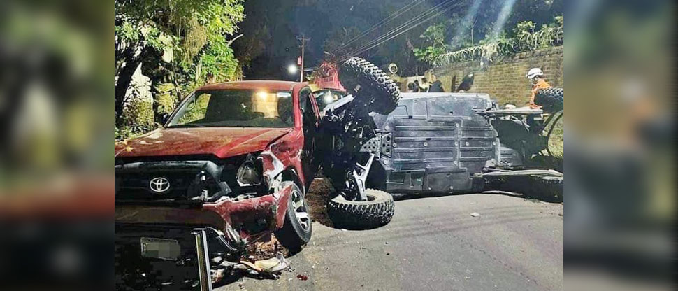 Choque entre pick up y vehículo monstruoso deja tres lesionados en Santa Ana
