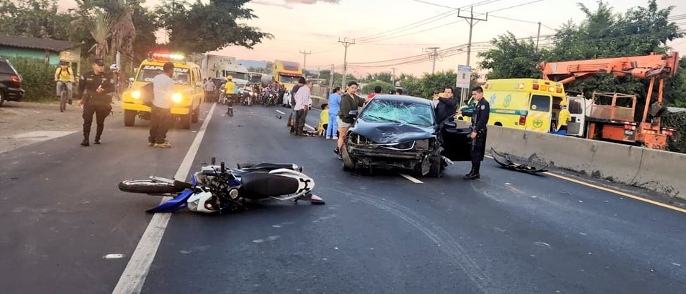 Motociclistas chocan contra un vehículo en carretera a Quezaltepeque