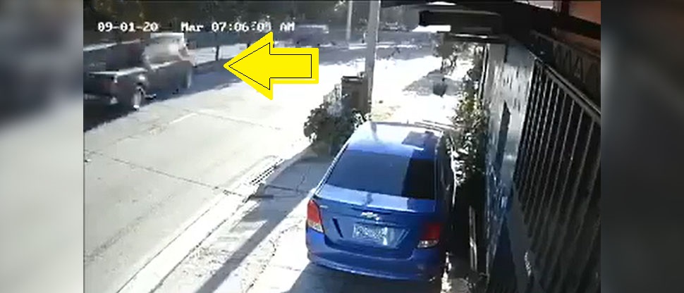 Captan momento exacto cuando vehículos chocan en avenida Masferrer Norte