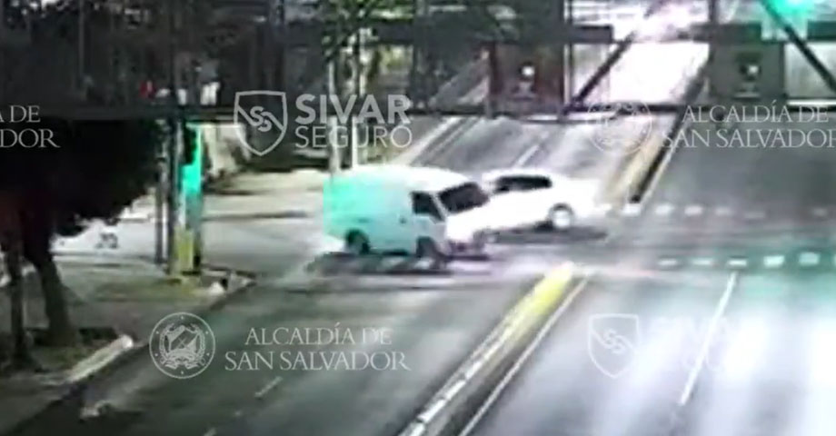 Conductor se pasa semáforo en rojo y provoca fuerte accidente en la capital
