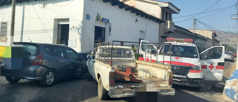 Conductor provoca accidente tras no respetar señal de alto en Santa Ana