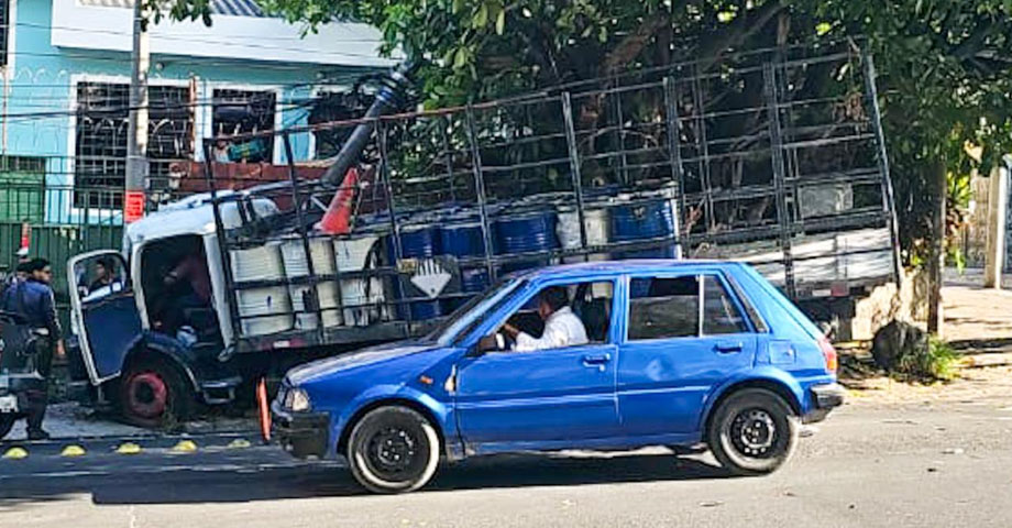 Reportan aparatoso accidente sobre la 25ª Norte en San Salvador