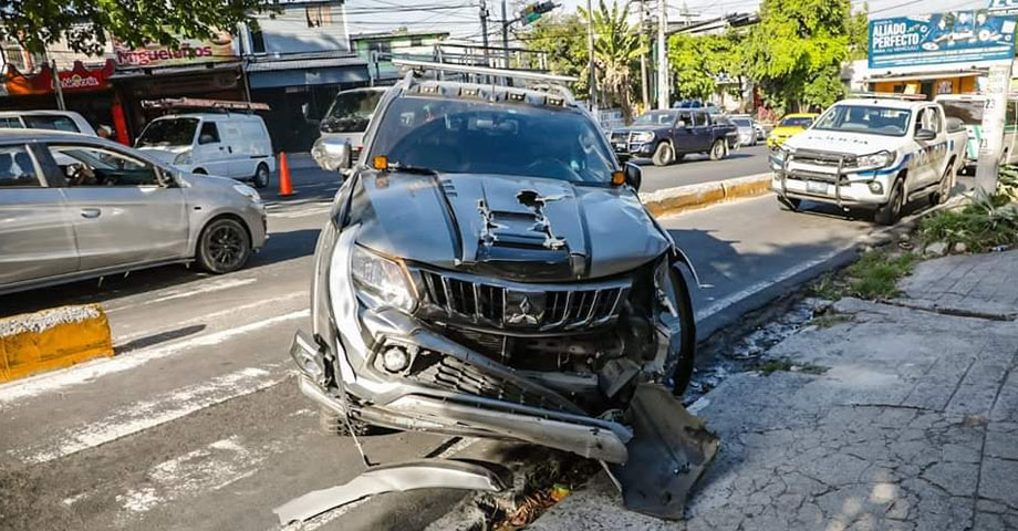 Un lesionado tras fuerte accidente en colonia de San Salvador