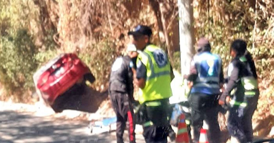 Socorristas que atendían emergencia son embestidos por un vehículo en La Paz