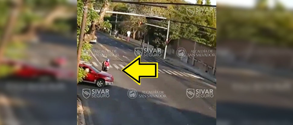Momento cuando motociclista se pasa semáforo en rojo y choca contra un ...