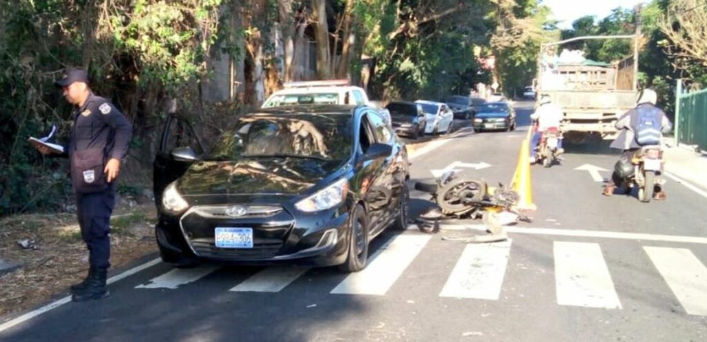 Motociclista se estrella con la parte trasera de un vehículo en carretera a Los Planes de Renderos
