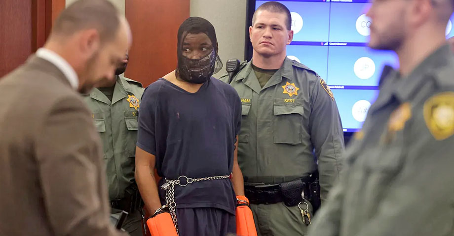 Hombre que atacó a jueza en corte de las Vegas es presentado con grilletes y máscara