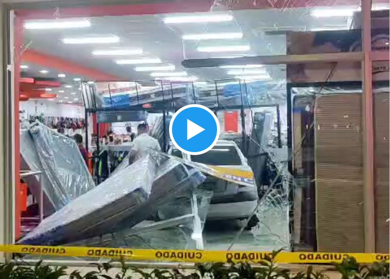 Conductor aprendiz se accidenta y mete vehículo a una tienda en Aguilares