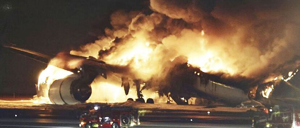 Avión con 379 pasajeros choca contra una aeronave de la guardia costera en aeropuerto de Tokio