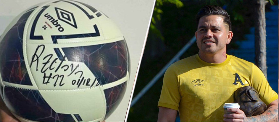 Salvadoreño vende balón autografiado de Fito Zelaya