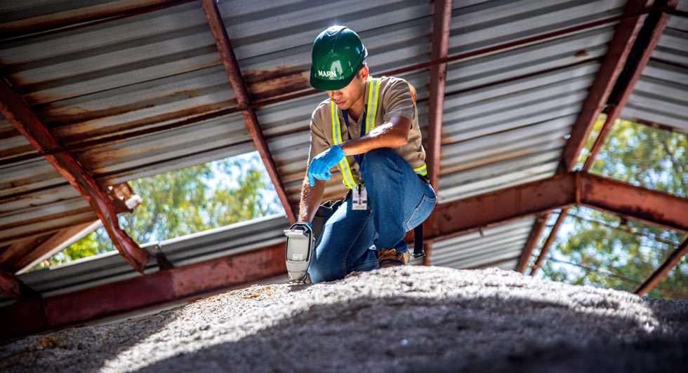 MARN recubre con concreto los residuos de la explanta de Baterías El Salvador