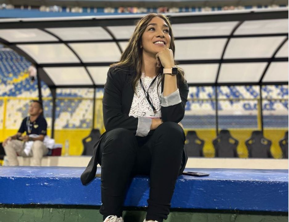 Hermosa periodista deportiva se toma foto en el banquillo donde estuvo Messi