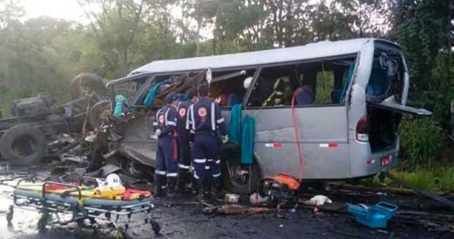 Choque entre un autobús y un camión deja 25 muertos en Brasil